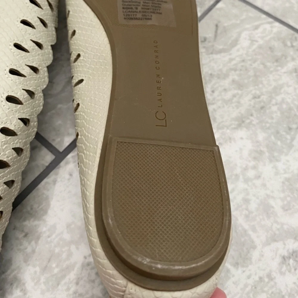 LC Lauren Conrad Cream Scalloped Ballet Flats